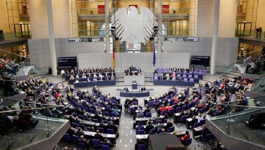 Parlamenti gjerman rrit masat e sigurisë antiCOVID-19