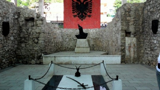 COVID boshatis vizitorët në vendvarrimin e Skënderbeut (VIDEO)