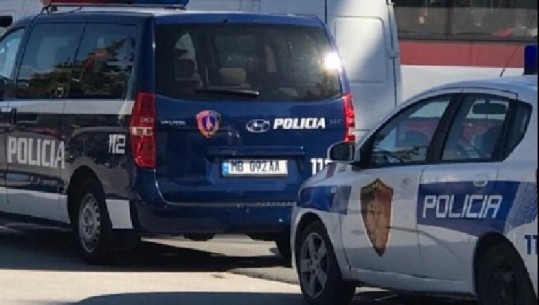 Të fshehur në furgon mallrash, policia ndalon shoferin me 27 emigrantë të paligjshëm në Pogradec