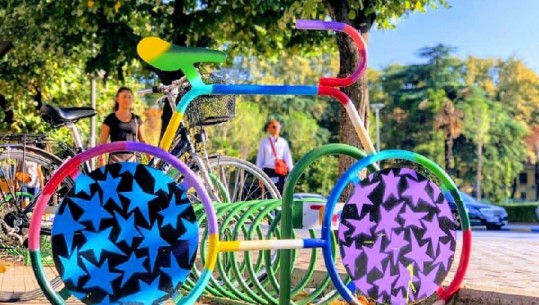 FOTO LAJM/ Vendparkime të reja shumëngjyrëshe për biçikletat në Tiranë
