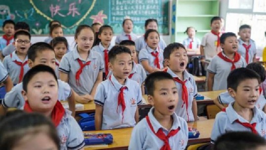 Pa maska të detyrueshme/ 1.4 milionë fëmijë rikthehen në shkollë në Wuhan (FOTO)