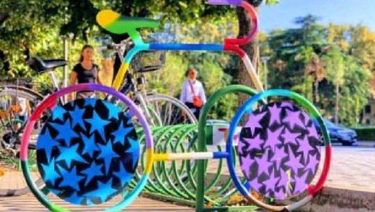 Vendparkime të reja shumëngjyrëshe për biçikletat në Tiranë, ja ku ndodhen stacionet