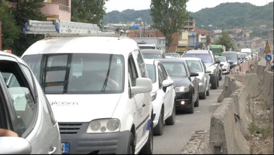 Rikthehet trafiku në Tiranë, shkak shtimi i automjeteve dhe ndërhyrja në infrastrukturë! Qytetarët: Çdo ditë i njëjti problem