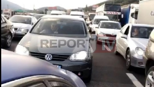 Pushuesit kosovarë nuk ndalin pushimet në bregdetin shqiptar, trafik në pikën kufitare të Morinës në mëngjes