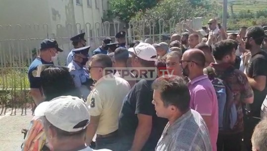 Protesta në Ballsh/ Përplasje e fortë me policinë, naftëtarë kërkojnë të hyjnë në godinë