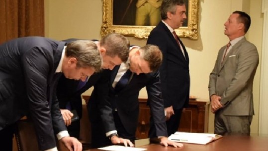 Vuçiç dhe delegacioni serb shikojnë përmbajtjen e marrëveshjes para nënshkrimit