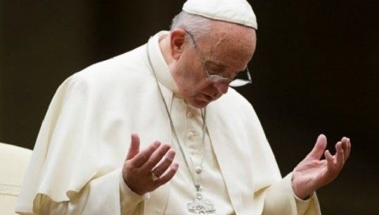 Papa Françeku i drejtohet Shën Terezës: Lutu për ne që të udhëhiqemi nga dashuria e ta dhurojmë falas