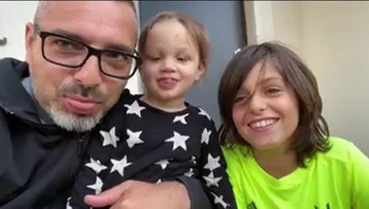 VIDEO/ Saimir Tahiri publikon momente gazmore pranë fëmijëve, qesh me lot me djalin e vogël
