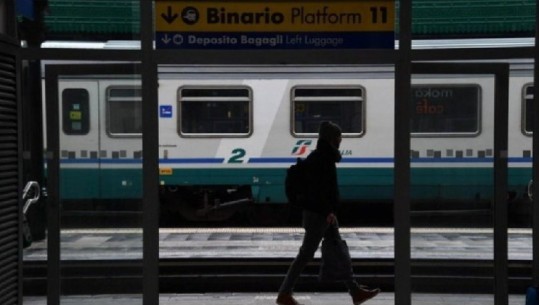 Terror në tren! 20 vjeçari në Itali sulmohet me thikë, agresori ia mbath nga policia
