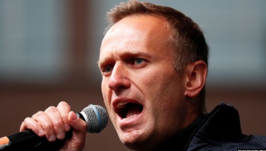 Helmimi/ Kryeopozitari rus Aleksei Navalny del nga koma