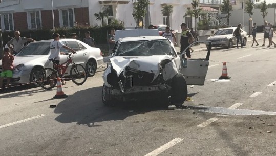53 vjeçarja aksidenton rëndë një 14 vjeçar, duke ecur mbrapsht përplas dhe dy makina të parkuara