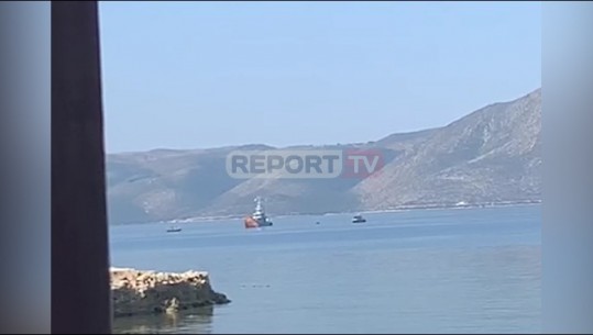 Zhytet anija ushtarake, atraksion për pushuesit në Gjirin e Vlorës (VIDEO)