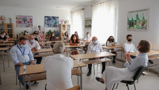 Viti i ri shkollor/ Shahini në Durrës: Të mbrohet shëndeti i shokëve, mësuesve dhe familjarëve