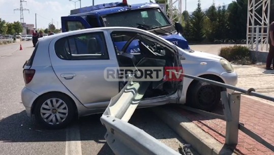Dy automjete përplasen në Gjirokastër, njëra nga makinat përfundon në bordurën e rrugës (VIDEO)