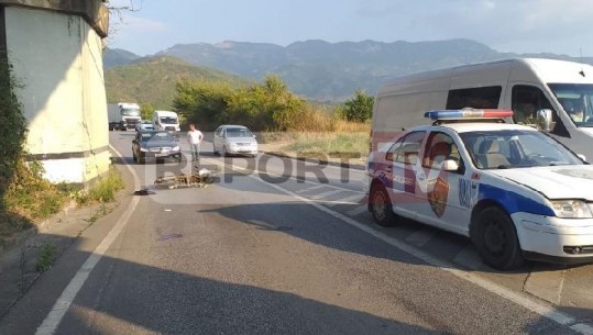 64-vjeçari me motor përplaset me murin në aksin Elbasan-Librazhd, pamje nga aksidenti