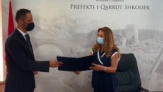 Prezantohet prefektja e Shkodrës, Lamallari i dorëzon postin Majlinda Angonit