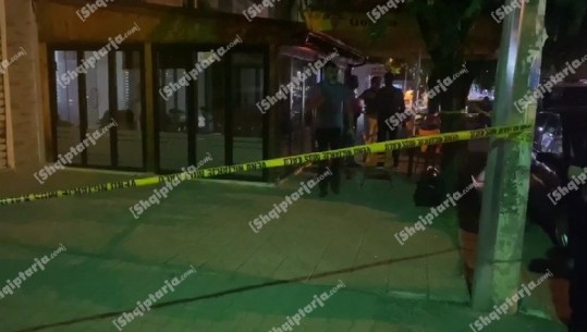 E rëndë në Elbasan/ Disa persona hyjnë me thika në lokal, plagosin babain me tre djemtë e tij