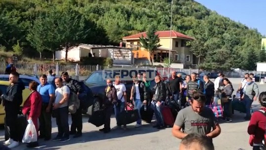 Plotësohet kuota, mbyllet Kapshtica, mbi 100 emigrantë të bllokuar në tokë neutrale! Dhjetëra kthehen pas, s'kishin tamponë dhe probleme me dokumentet (VIDEO)
