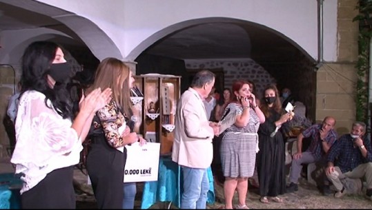 Ndahen çmimet e 'Kokofest', Çuli merr kupën e festivalit për shfaqjen 'Pas vdekjes' (VIDEO)