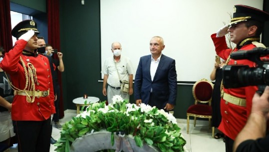 Meta merr pjesë në homazhet në nder të profesorit Sabit Brokaj, vendos një kurorë me lule (FOTO)