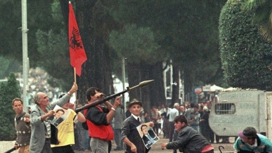 14 shtator ’98 / Kronologjia e grushtit të shtetit të Sali Berishës, nga pushtimi i institucioneve, atentati ndaj ministrit të Brendshëm deri tek granata në zyrën e Gjinushit 