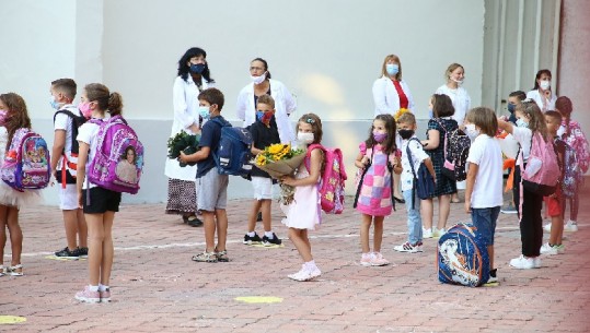Dita e parë e shkollës nëpërmjet fotove/ COVID-i 'nuk thyen' traditën! Fëmijët me buqeta në duar...me maska e distancë nga shokët e klasës