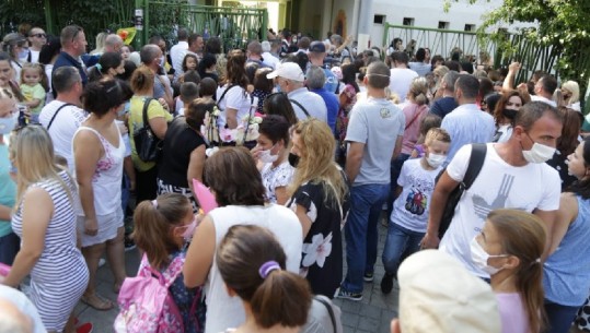 'Çmenduri' te shkolla '1 Maji...prindër e fëmijë të grumbulluar sikur të mos ekzistonte COVID (VIDEO-FOTO)