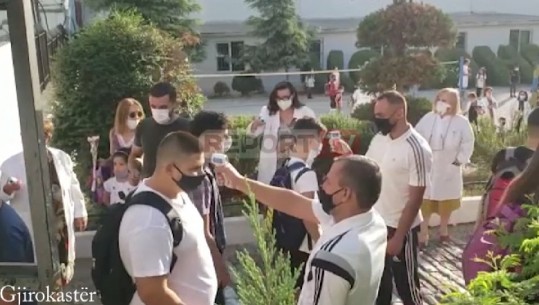 Viti i ri shkollor nis normalisht në Gjirokastër, Vlorë, Lushnje e Fier...fëmijët me maska ruajnë distancën në oborret e shkollës (VIDEO)