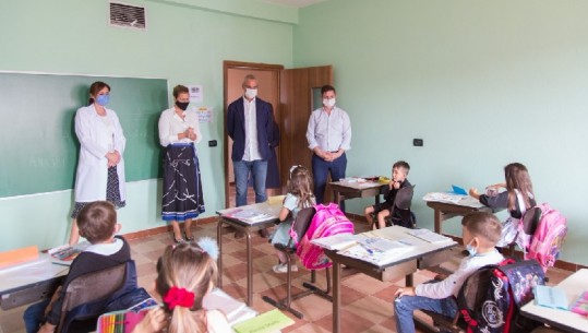 Nxënësit e Pezë Helmësit nisin mësimin në shkollën private, Nënkryetarja Ruseti: Një fillim i mbarë për fëmijët
