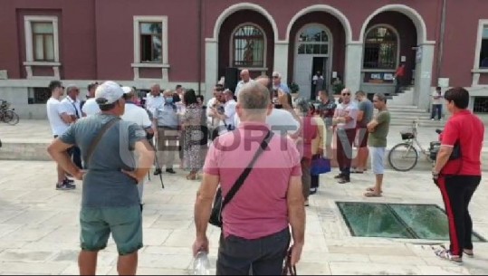 Nuk dinë nëse do shembet apo rikonstruktohet, banorët protestë përpara Bashkisë Durrës për pallatin e dëmtuar nga tërmeti