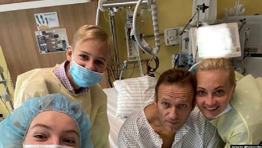 Nga shtrati i spitalit, kryeopozitari rus Navalny poston foton pas shërimit