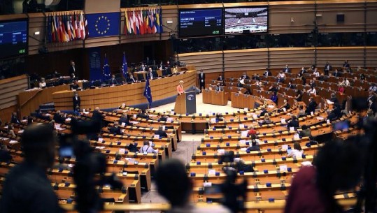 Bruksel/ Ursula Von Der Layen diskuton mbi gjendjen e BE-së Parlamentit Evropian: Nacionalizmi vaksinor rrezikon jetët