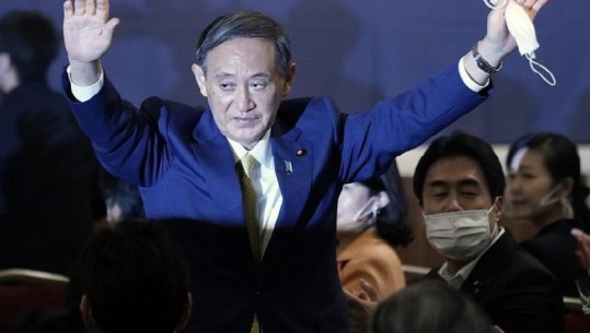 Japoni/ Kush është Yoshihide Suga, mbledhësi i luleshtrydheve që u bë kryeministër