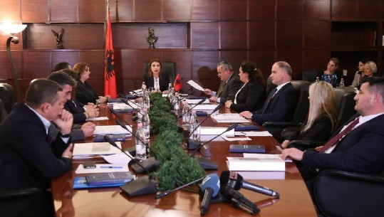 Negociatat/ KLGJ mban peng konferencën e parë ndërqeveritare Shqipëri-BE, dy kushtet që ka bllokuar