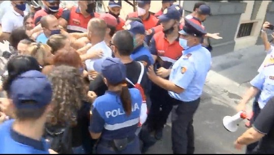 Protesta e naftëtarëve në Tiranë, përplasje me policinë (VIDEO)