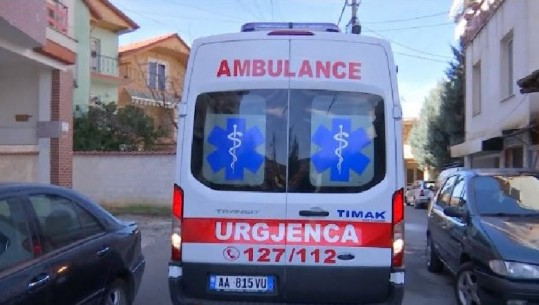 Makina përplas një fëmijë në Elbasan, transportohet në gjendje të rëndë në spital