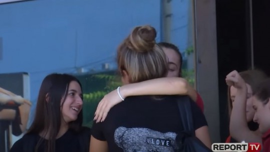 Puthje e përqafime, gjimnazistët harrojnë COVID-in...sa dalin nga shkolla heqin maskën (VIDEO)