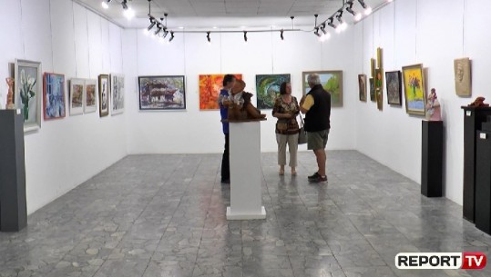 Ekspozita “PranverArt” bën bashkë 65 artistë në muze, piktorët: S’ka treg për veprat e artit (VIDEO)