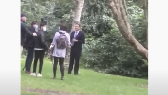 Irlandë/ Incident në Dublin, gruaja godet me shishe kryeministrin Leo Varadkar (VIDEO)