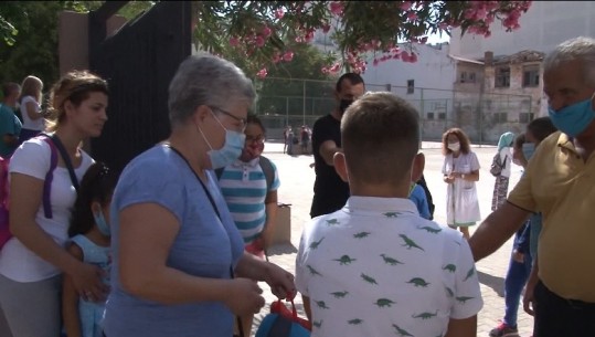 Mësimi në Durrës, prindërit: Fëmijët hasin vështirësi me orët e shkurtuara (VIDEO)