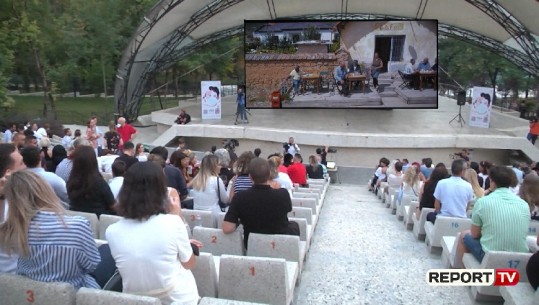 Premiera e filmit 'Liqeni im', Gjergj Xhuvani 'mbledh' publikun në amfiteatër me veprën e fundit (VIDEO)