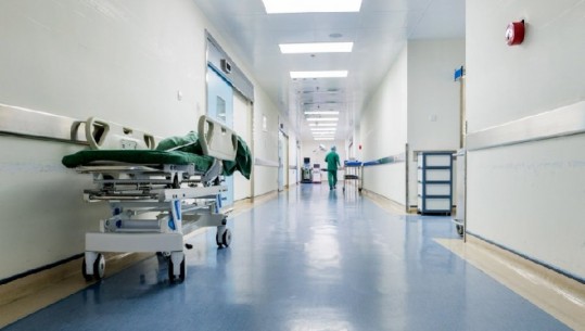 Tiranë/ Gjendet pa shenja jeta në hollin e një spitali privat ndihmës anestezisti