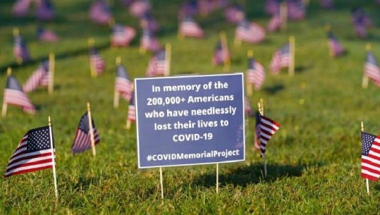 Rekord në SHBA, regjistrohen më shumë se 200 mijë vdekje! Instalacion me flamuj në nder të viktimave në 'National Mall' 