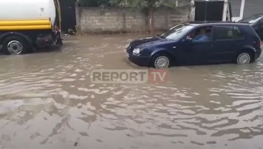 Reshje të dendura shiu në Lushnje, përmbyten rrugët e qytetit (VIDEO)