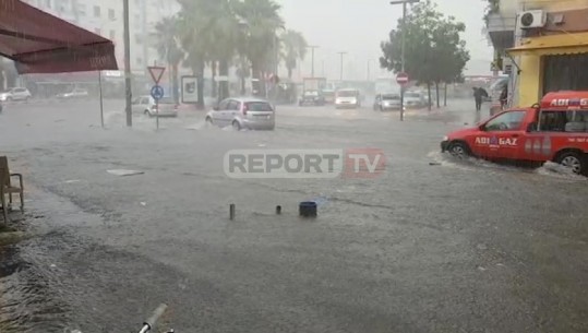 Durrësi përmbytet nga 10 minuta shi në mëngjes, makinat lëvizin me vështirësi në rrugë (VIDEO)