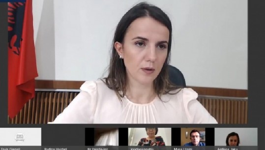 ‘Dëgjo këtu ti pederast mu*i’/ Incidenti ‘live’ në Komisionin e Integrimit, shtanget Rudina Hajdari (VIDEO)