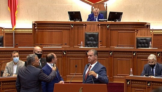 'Komunist'/ Ruçi përjashton nga Kuvendi Alimadhin: Jam i lumtur për identitetin tim, ti duhet të jesh fatkeq! Ndërpritet seanca  (VIDEO)