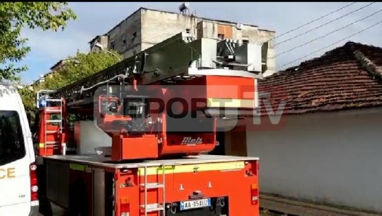 Elbasan/ Mbërrin zjarrëfikësja! Do tentohet evakuimi i 71-vjeçarit nga banesa