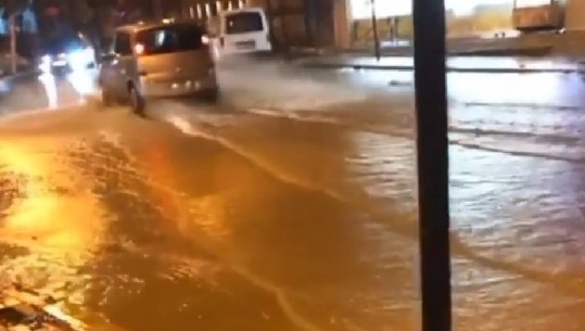 Tiranë, shirat e dendur përmbysin rrugët gjatë natës, situata kthehet në normalitet gjatë mëngjesit