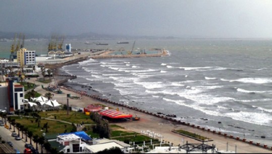Det i trazuar dhe me dallgë, 2 tragete në portin e Durrësit nisen me 10 orë vonesë